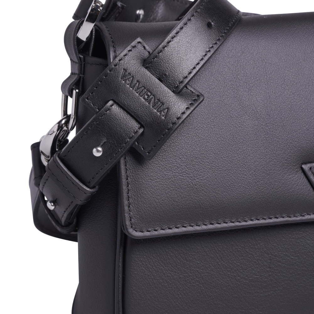 Schultertasche aus glattem Kalbsleder schwarz